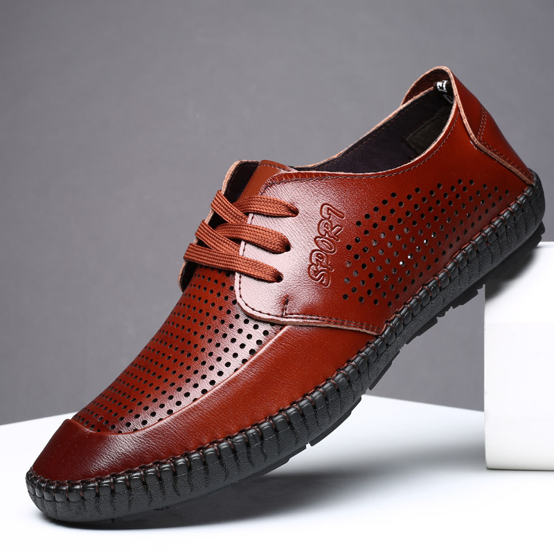 Las sandalias de los hombres del verano del cuero genuino respirables ocasionales del agujero ahuecan hacia fuera los zapatos de los hombres superficiales suaves inferiores suaves del papá blanco de mediana edad