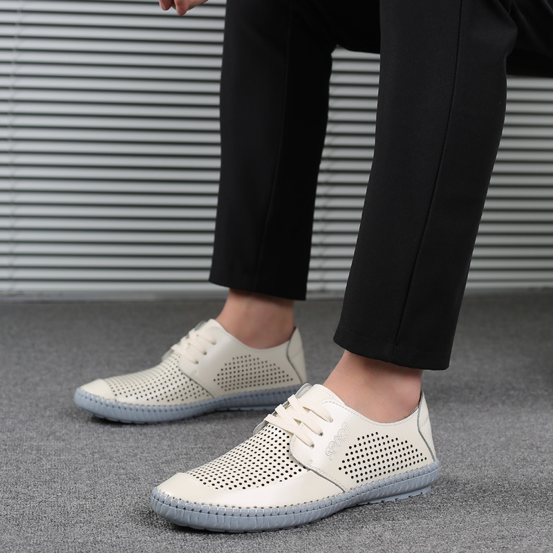 Las sandalias de los hombres del verano del cuero genuino respirables ocasionales del agujero ahuecan hacia fuera los zapatos de los hombres superficiales suaves inferiores suaves del papá blanco de mediana edad