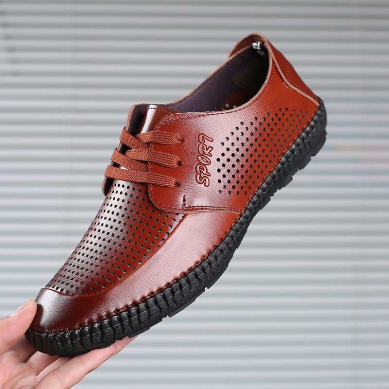 Las sandalias de los hombres del verano del cuero genuino respirables ocasionales del agujero ahuecan hacia fuera los zapatos de los hombres superficiales suaves inferiores suaves del papá blanco de mediana edad