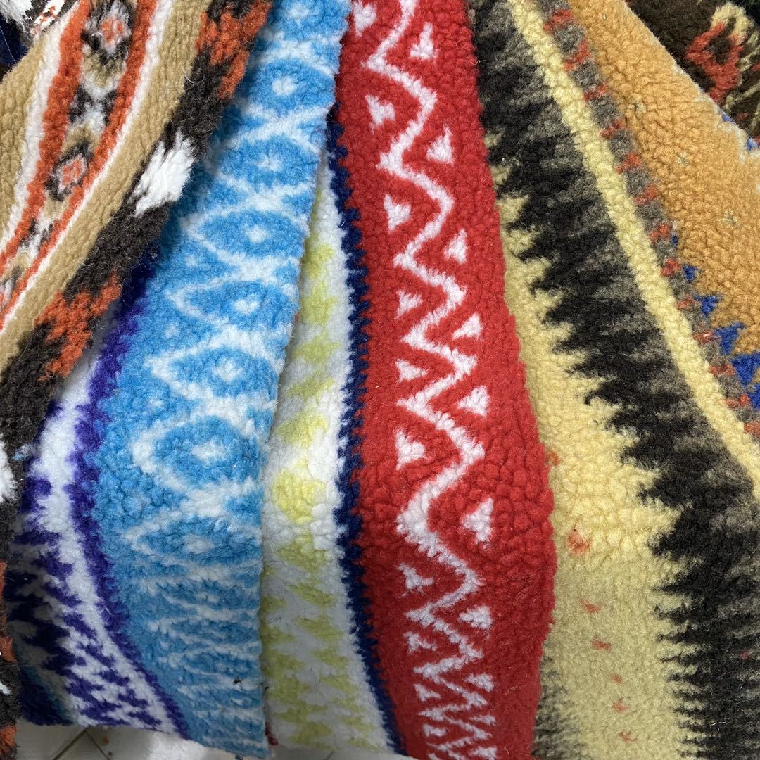Jacquard impresión de cordero camuflado de cordero estilo nacional de cordero abrigo ropa casual tela de moda