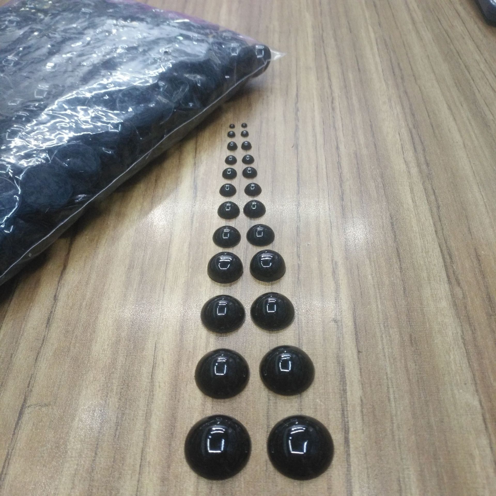 En stock brillante ojos de acrílico plana bolsa grande al por mayor sin rebabas tamaño todos DIY ojos negros