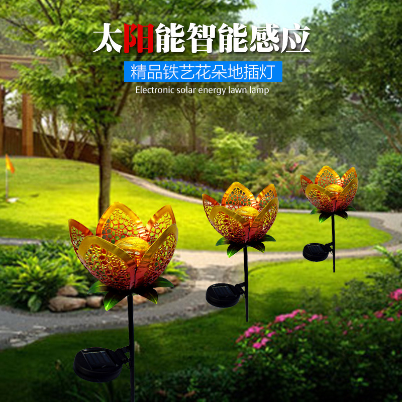 Lámpara de jardín de villa solar Lámpara de decoración de paisaje al aire libre hueca de hierro Lámpara de césped de inserción de flores de simulación