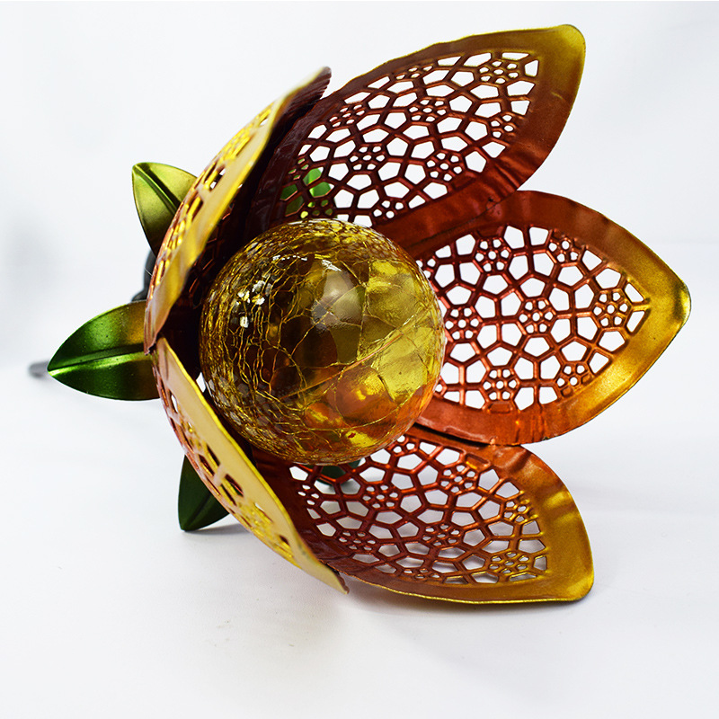 Lámpara de jardín de villa solar Lámpara de decoración de paisaje al aire libre hueca de hierro Lámpara de césped de inserción de flores de simulación