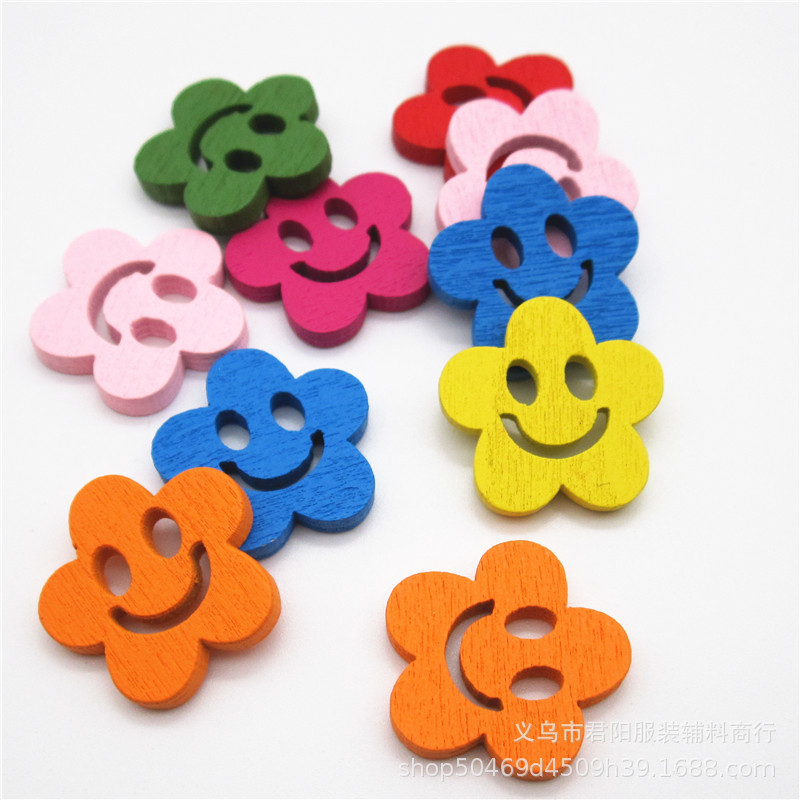 现货供应两眼梅花镂空微笑脸纽扣 七彩木质混色纽扣DIY木头扣