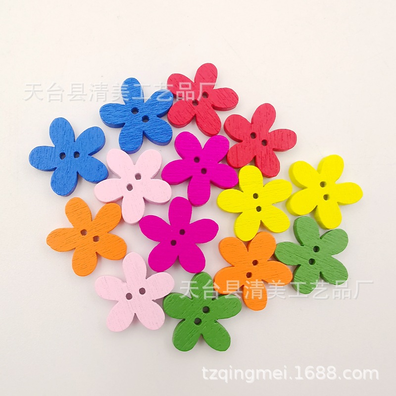 15/20mm madera colorido Plum Blossom botones en stock colorido europeo y americano pequeño Plum Blossom 50100/200 piezas un paquete