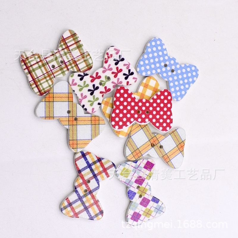 Botón de madera con impresión en color sobre fondo blanco Botón de madera Botón de madera mixto multicolor Botón de hoja de madera 50/paquete