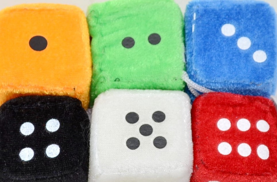 Dados creativos de los niños pequeña almohada de felpa al por mayor de múltiples caras de peluche juguetes de entretenimiento