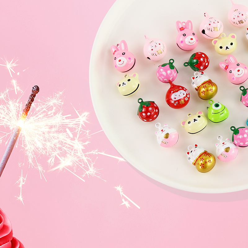 Suministros para mascotas Amazon nueva historieta mascota campana gato campana collar adornos mascota colgante al por mayor