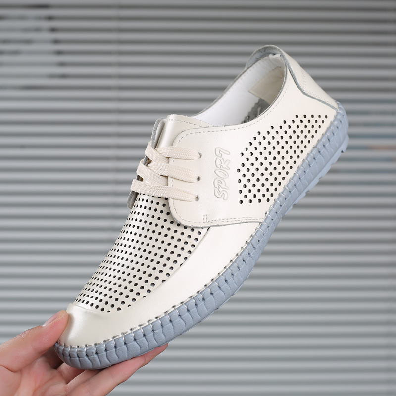 Las sandalias de los hombres del verano del cuero genuino respirables ocasionales del agujero ahuecan hacia fuera los zapatos de los hombres superficiales suaves inferiores suaves del papá blanco de mediana edad