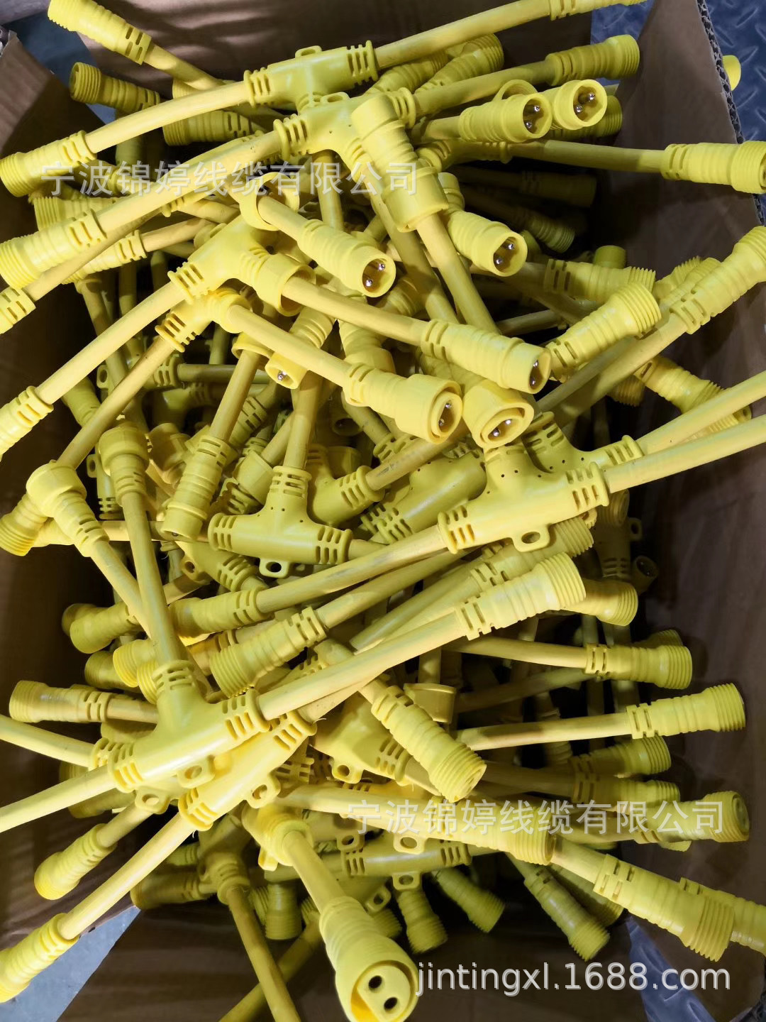 厂家生产黄色T型分支连接器.4.0直径插针插管防水螺纹公母连接器.