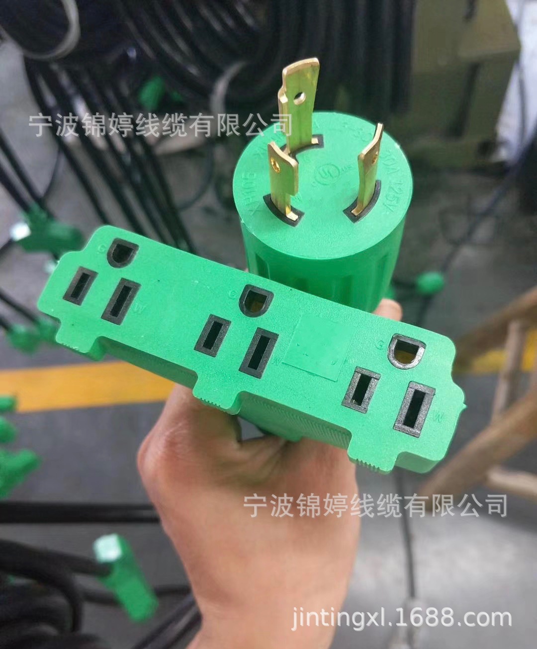 厂家生产美规13A1625W绿色自锁插头延长线配三孔5-15R分支器插座.