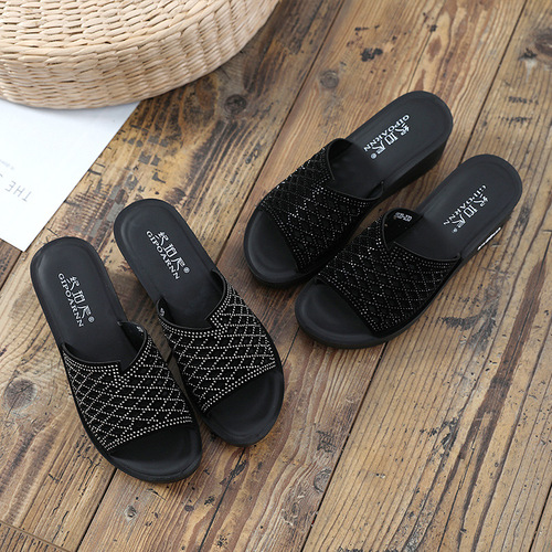 Mom's slippers for summer outer wear 2024 new non-slip fashion women's flat soft-soled middle-aged and elderly slippers