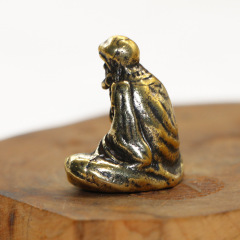 Antique bronze statue of the Bodhisattva Daruma with solid bronze base, made using ancient craft techniques, featuring a vintage patina, displayed as a decorative piece.