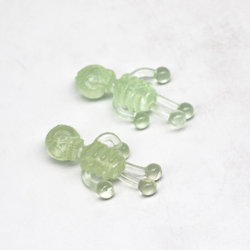 작은 투명 두개골 남자