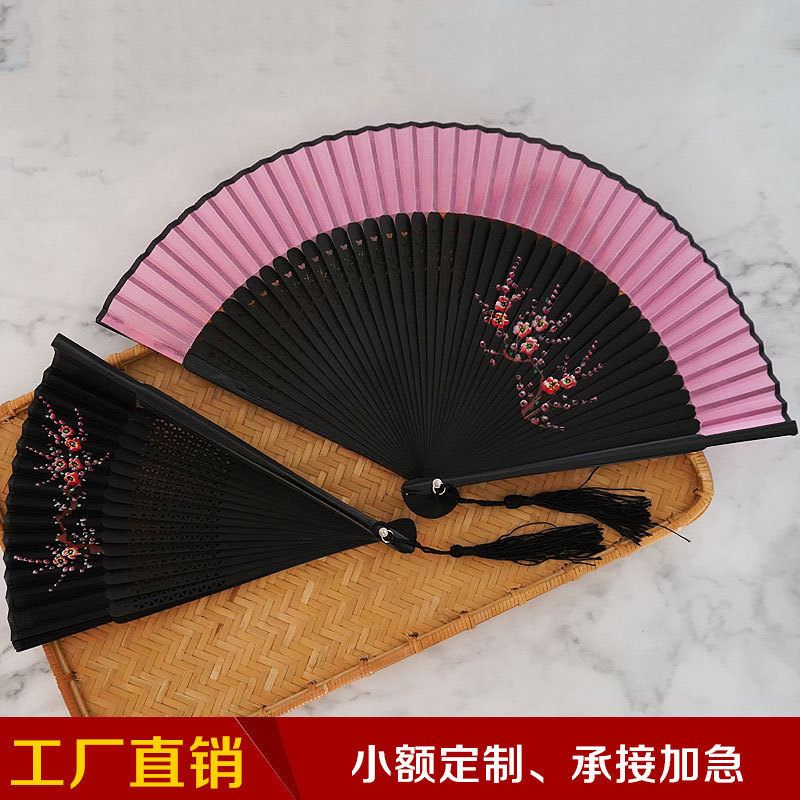 Ventilador de cara de seda Hanfu rojo al por mayor ventilador plegable de bambú japonés de estilo antiguo chino ventilador de seda de ciruela pintado a mano ventilador de danza Retro