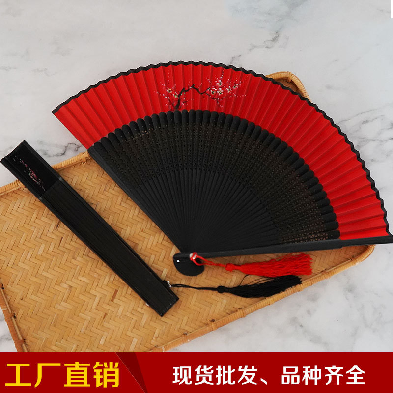 Ventilador de cara de seda Hanfu rojo al por mayor ventilador plegable de bambú japonés de estilo antiguo chino ventilador de seda de ciruela pintado a mano ventilador de danza Retro