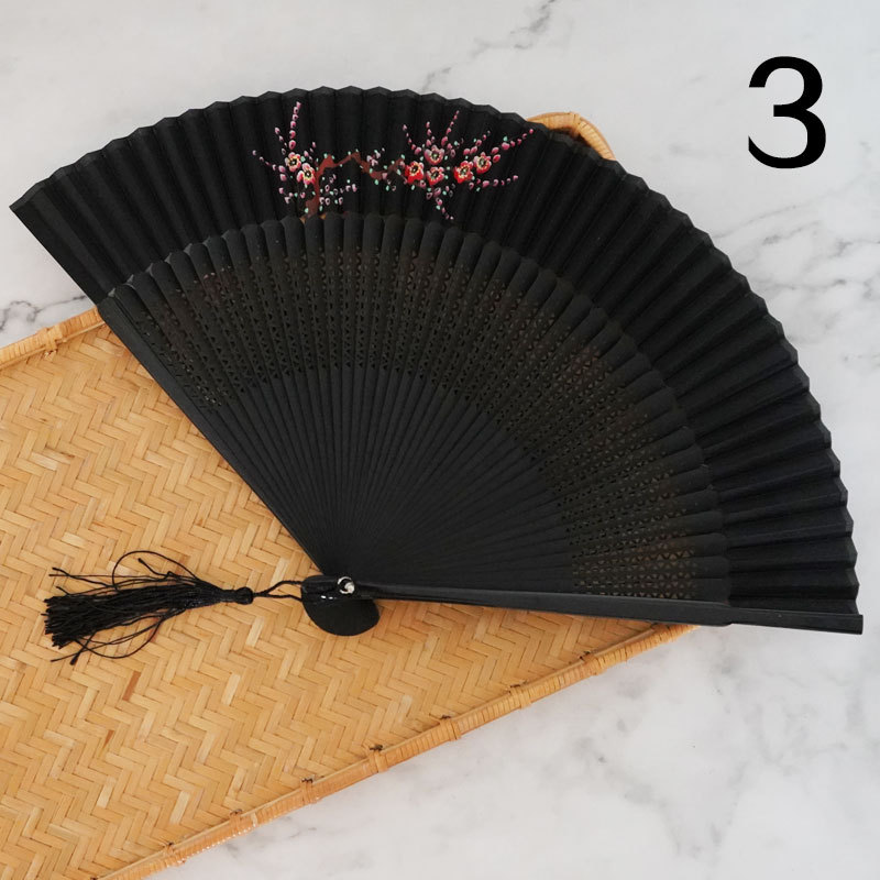 Ventilador de cara de seda Hanfu rojo al por mayor ventilador plegable de bambú japonés de estilo antiguo chino ventilador de seda de ciruela pintado a mano ventilador de danza Retro