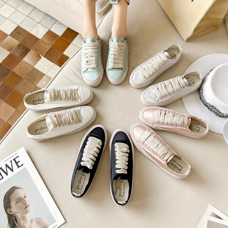 Versión de piel de oveja nicho español de seda delgada zapatos blancos para mujeres 2025 primavera nueva variedad de zapatos de lona zapatos casuales