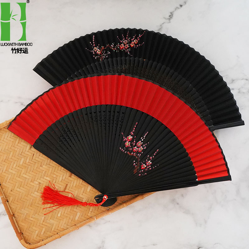 Ventilador de cara de seda Hanfu rojo al por mayor ventilador plegable de bambú japonés de estilo antiguo chino ventilador de seda de ciruela pintado a mano ventilador de danza Retro