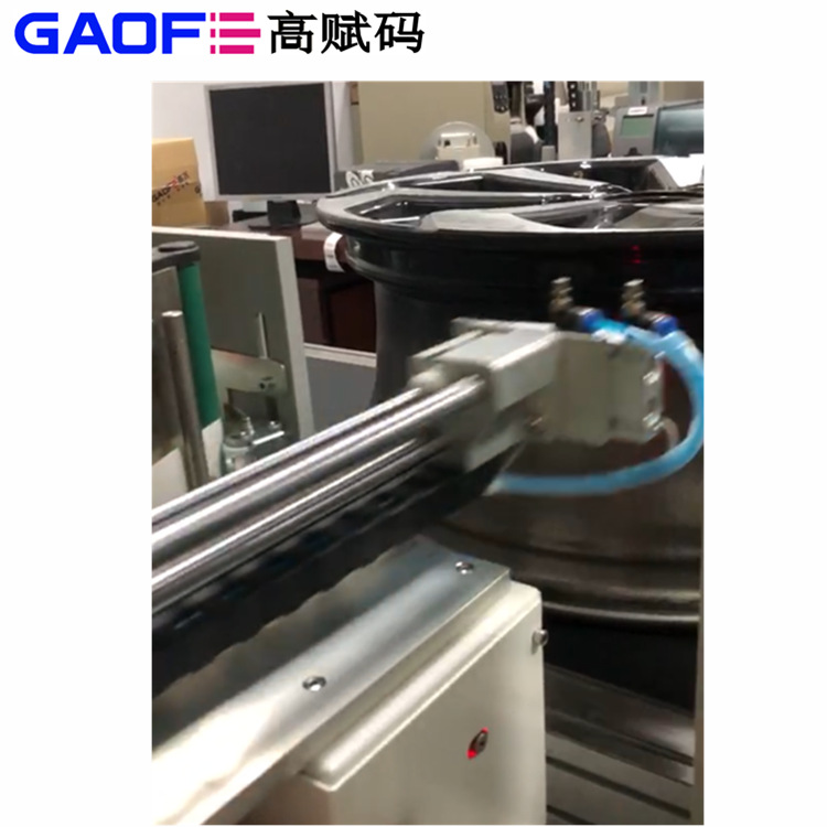 高赋码 小标签打印贴标 工业全自动贴标签机 汽车轮鼓侧面贴标
