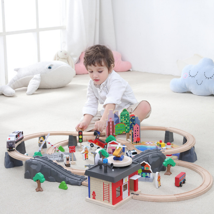 Pista de tren de madera para niños cabeza de coche eléctrico magnético 92 piezas traje de pista de tren de policía de bomberos