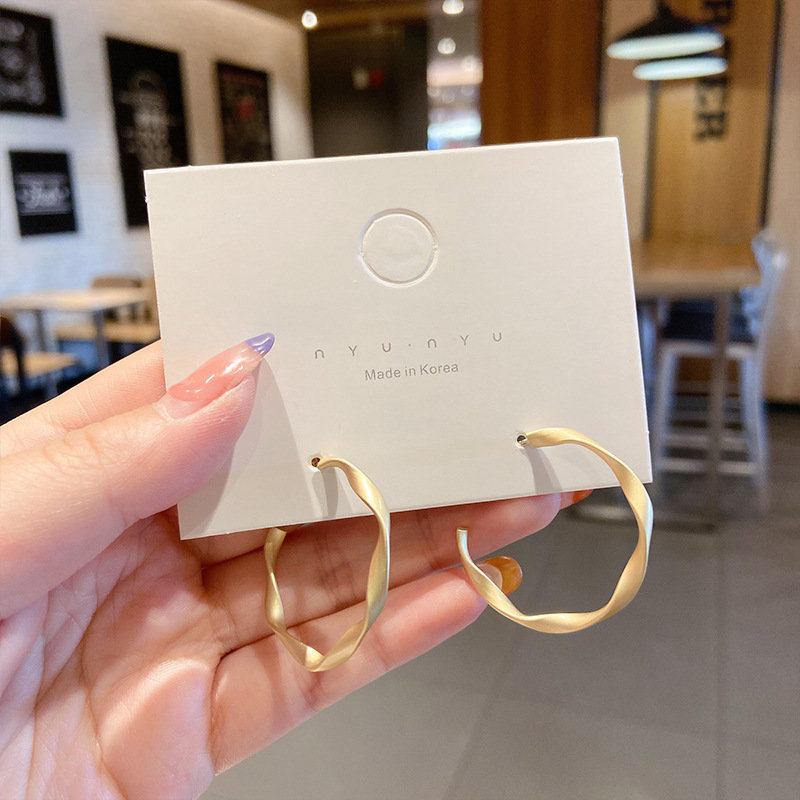 Pendientes exagerados retro estilo ins Pendientes coreanos de estilo caliente para mujer Pendientes nuevos de estilo frío estilo coreano para mujer Pendientes europeos y americanos