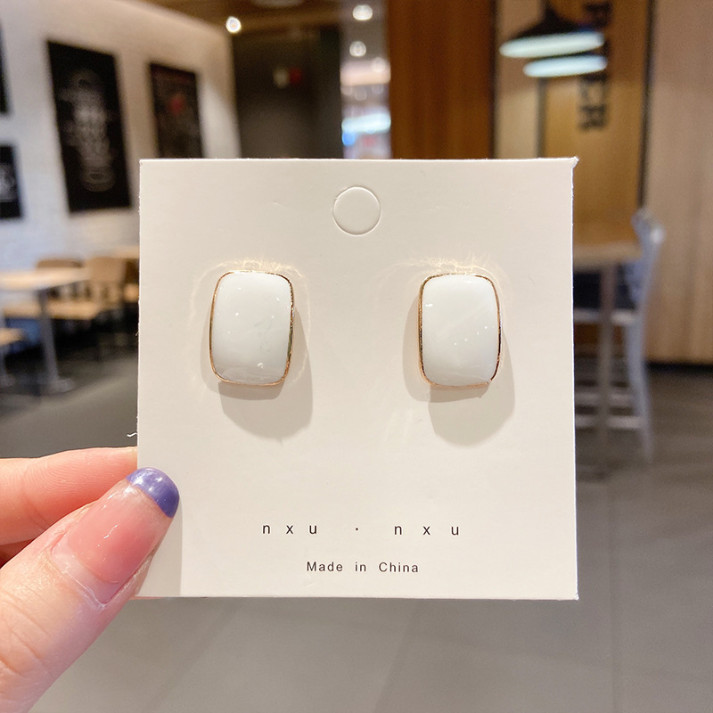 Pendientes exagerados retro estilo ins Pendientes coreanos de estilo caliente para mujer Pendientes nuevos de estilo frío estilo coreano para mujer Pendientes europeos y americanos