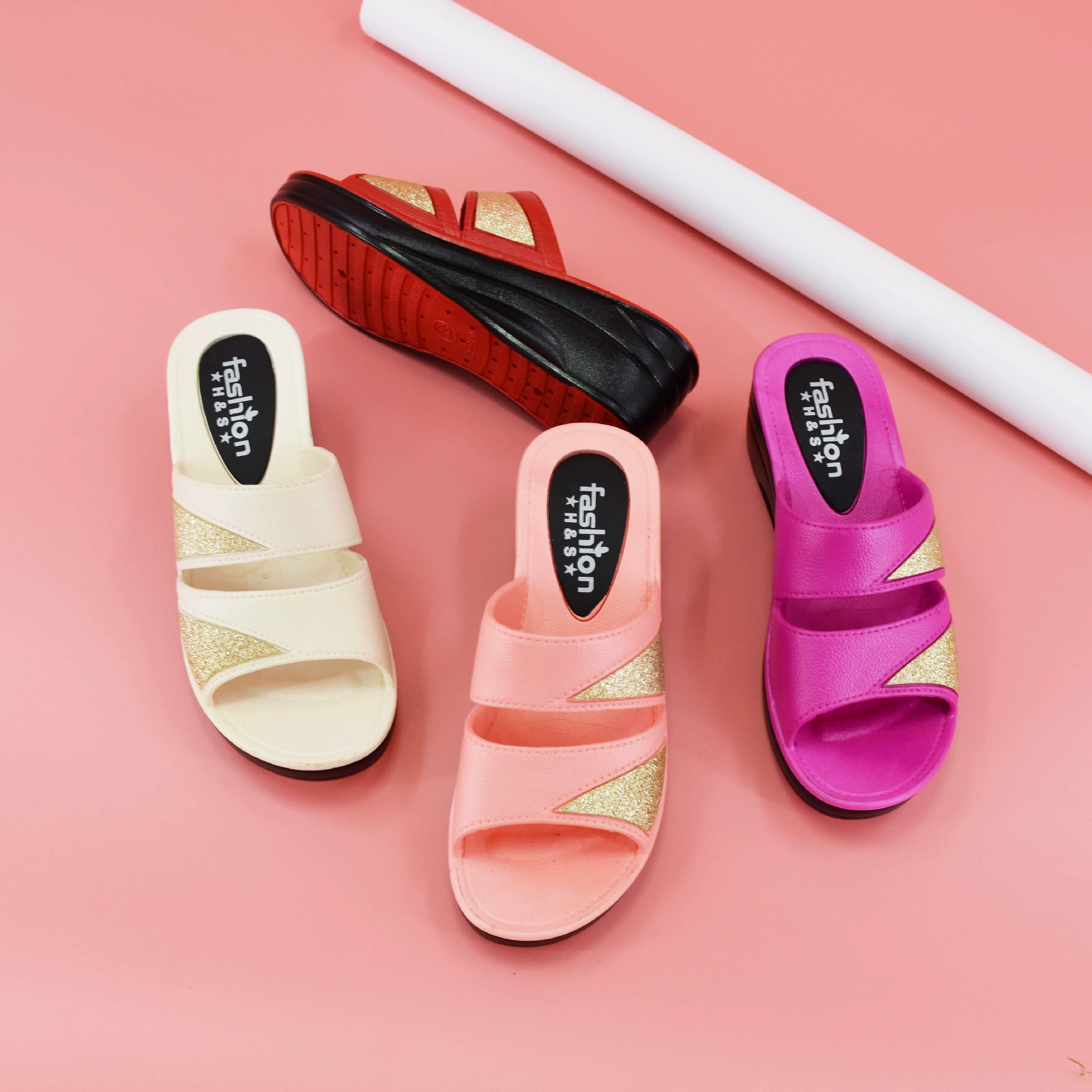 Пластиковые тапочки на высоком каблуке для женской летней верхней одежды, модные модные домашние домашние тапочки для женщин, универсальная толстая подошва, новый стиль 2025 года.