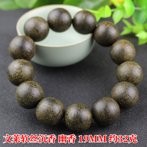 Manufacturer wholesales all kinds of agarwood bracelets, Vietnam's Kalimantan old material, high oil, black Qinnan milk-scented agarwood bracelets