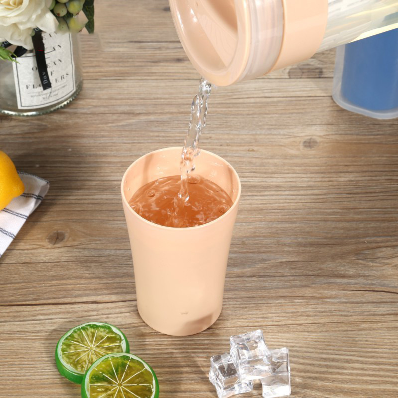 Hogar al aire libre picnic una olla cuatro tazas de mano de plástico botella de agua fría traje sellado botella de agua fría con colador