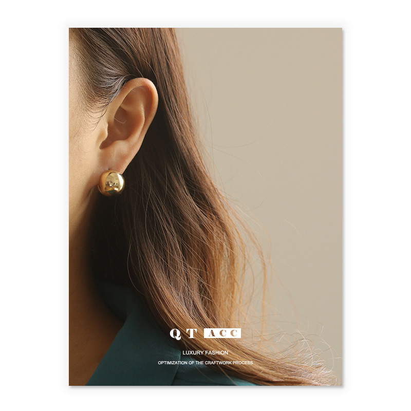 18K oro liso espejo hueco tridimensional bola oreja hebilla europeo y americano diseño frío estilo personalidad pendientes del todo fósforo