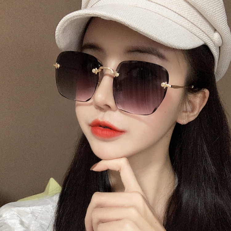 Fashionable Internet Popular Frameless Sunglasses Women's 2020 New Arrival Large Frame Trendy Sunglasses Women's Instagram Style Round Face Street Beating Glasses