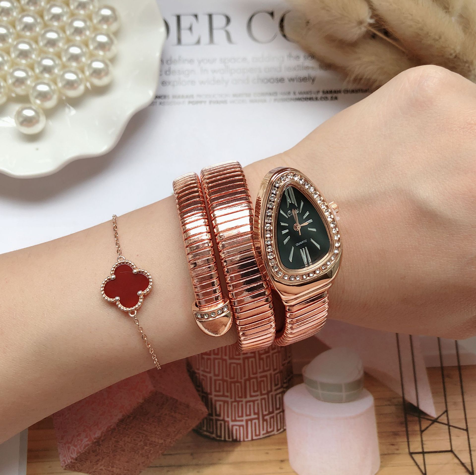 Foreign trade best selling girls hand ring watch creative snake-shaped ladies Bracelet Watch personality quartz watch women's one-piece hair