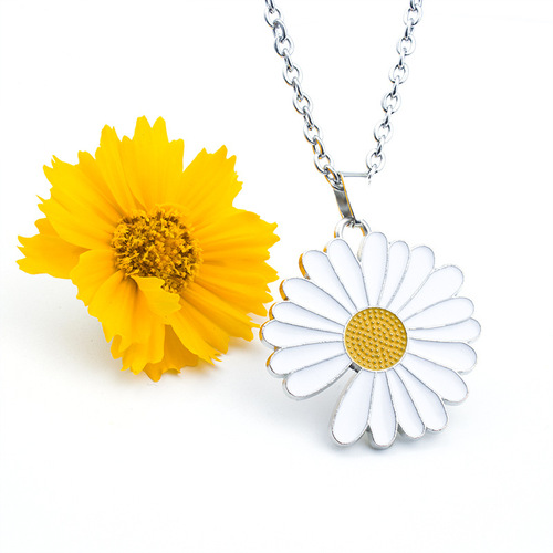 G-Dragon Style Daisy Titanium Steel Necklace for Men and Women, Student Hip-Hop Backpack Fashion Accessory with Daisy Pendant