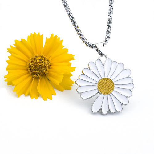 G-Dragon Style Daisy Titanium Steel Necklace for Men and Women, Student Hip-Hop Backpack Fashion Accessory with Daisy Pendant