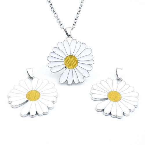 G-Dragon Style Daisy Titanium Steel Necklace for Men and Women, Student Hip-Hop Backpack Fashion Accessory with Daisy Pendant