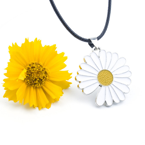 G-Dragon Style Daisy Titanium Steel Necklace for Men and Women, Student Hip-Hop Backpack Fashion Accessory with Daisy Pendant