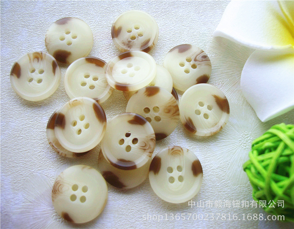 厂家批发现货18MM米黄色花纹树脂仿牛角扣子 风衣大衣纽扣钮扣