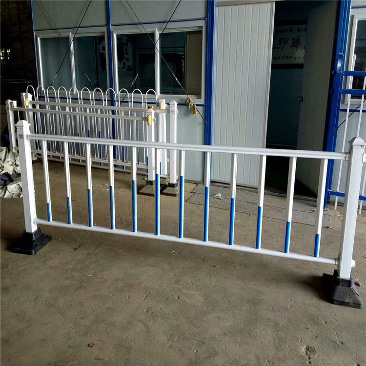 厂家现货道路隔离护栏锌钢道路护栏市政交通隔离护栏