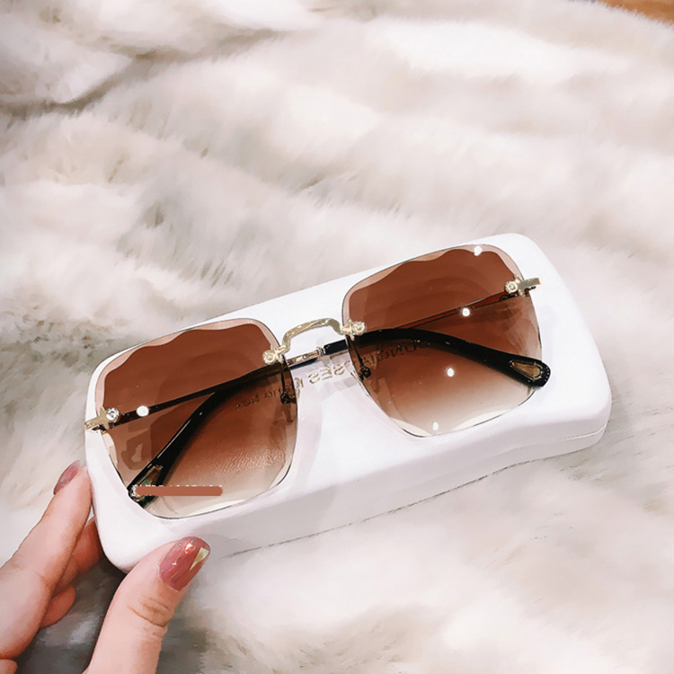 Fashionable Internet Popular Frameless Sunglasses Women's 2020 New Arrival Large Frame Trendy Sunglasses Women's Instagram Style Round Face Street Beating Glasses