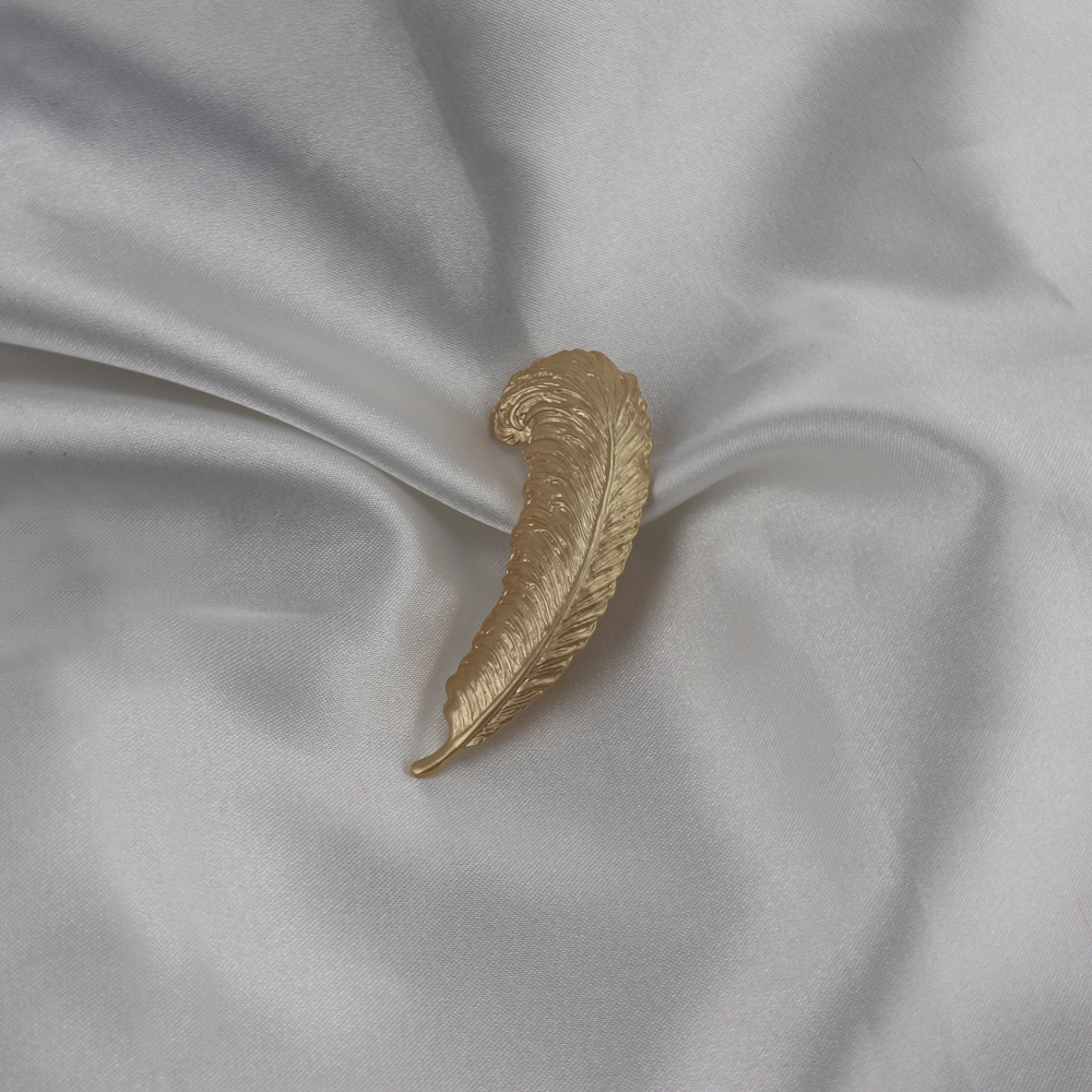 西洋アンティークのマットゴールド楽器マイクバイオリンの羽のブローチ