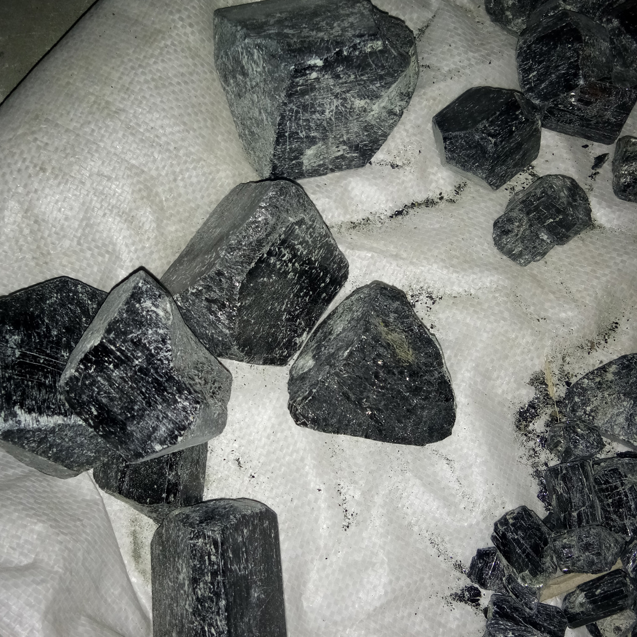 供应电气石 单晶体电气石 柱状电气石 电气石托玛琳