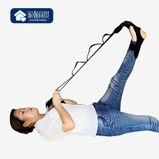 Поправочная йога тянет лента -подготовленная модели фитнеса растягиванием с помощью ленточной ленты с растяжением голеностопного сустава.