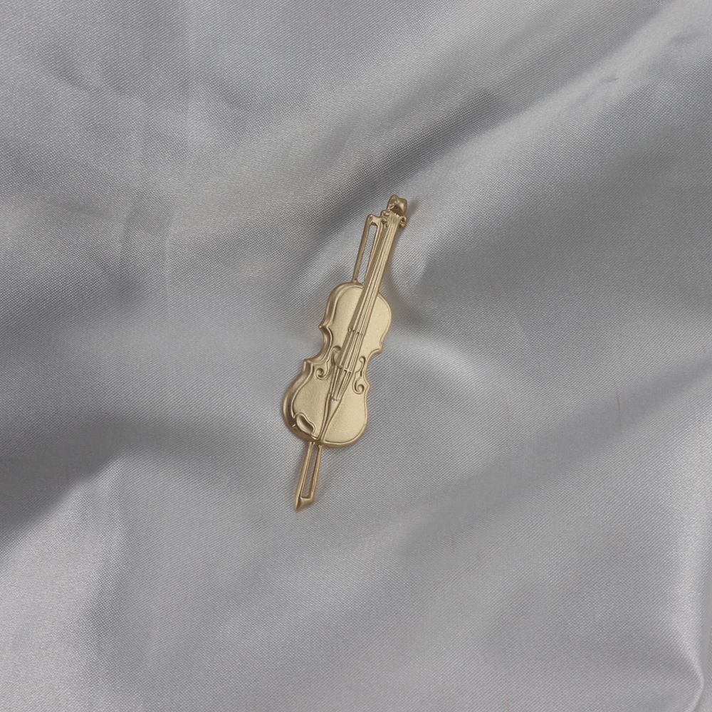 西洋アンティークのマットゴールド楽器マイクバイオリンの羽のブローチ