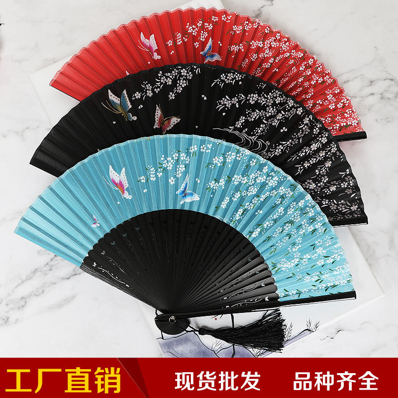 Ventilador plegable de estilo antiguo de seda Ventilador de seda de estilo chino Ventilador de seda de estilo japonés Borde de pintura de estilo japonés plegable pequeño ventilador de mujer al por mayor