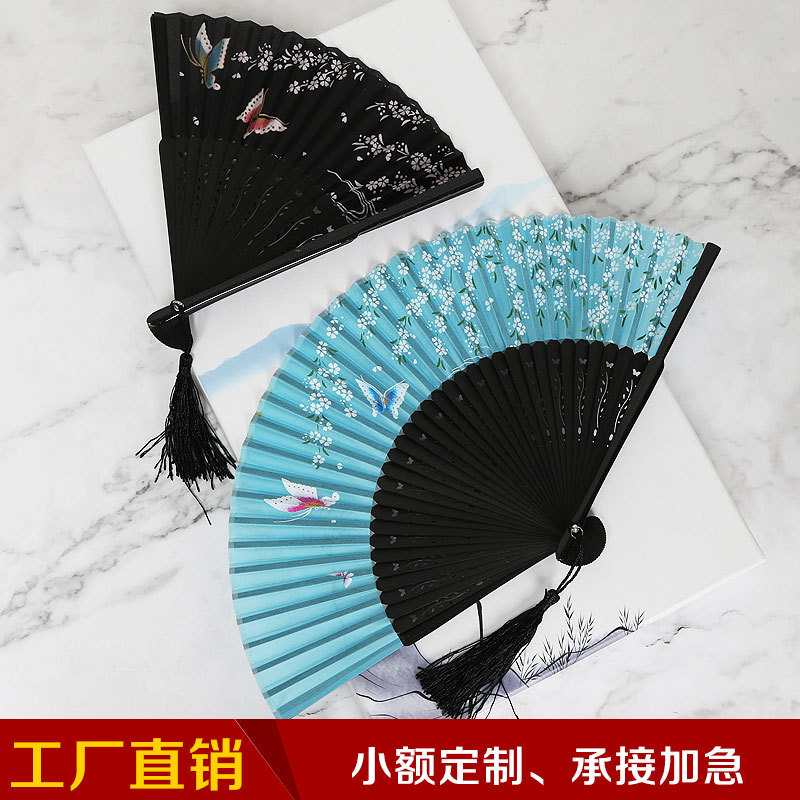 Ventilador plegable de estilo antiguo de seda Ventilador de seda de estilo chino Ventilador de seda de estilo japonés Borde de pintura de estilo japonés plegable pequeño ventilador de mujer al por mayor