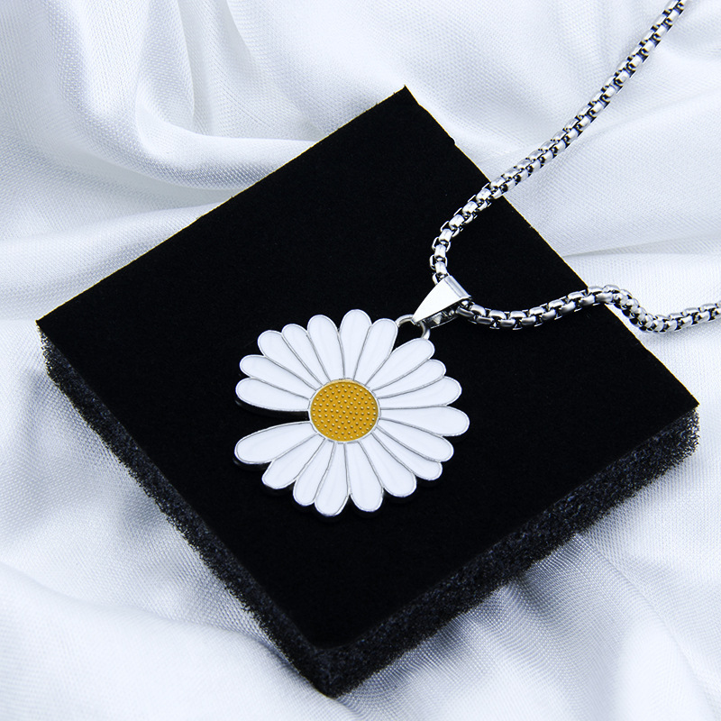 Star-Inspired Daisy Necklace for Men and Women, Titanium Steel Chain, Daisy Flower Metal Hip-Hop Student Uniform Accessory