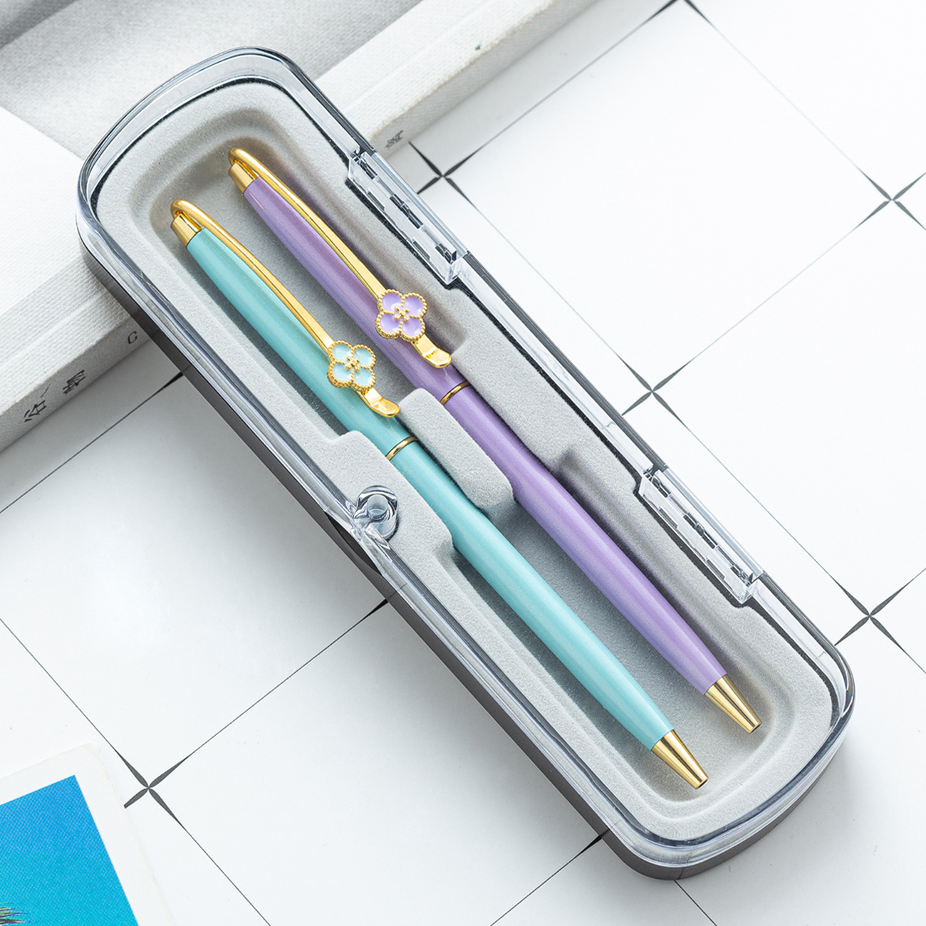 Creativo nuevo plástico transparente Flip caja de la pluma de doble pieza de la pluma de la perla pluma de metal PP material caja de embalaje caja de la pluma