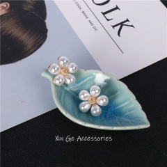 Japanese and Korean-style small daisy brooch for women, pearl brooch, prevents flashing, small button for collars, shawl pin, accessories
