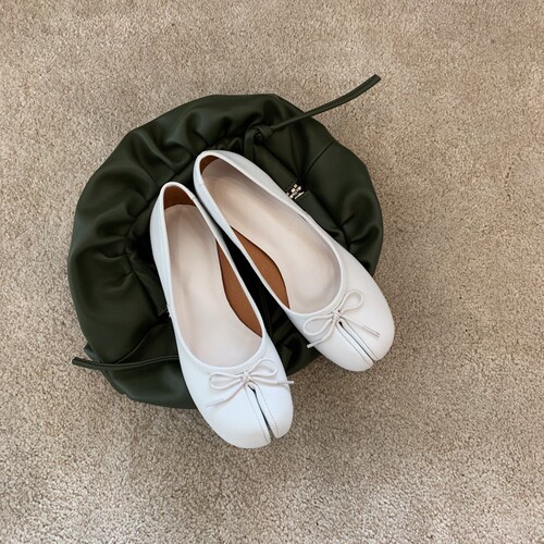 Spring and summer new solid color fashionable split-toe pig's trotters shoes, first-layer cowhide shoes, thick heel, medium heel women's shallow mouth shoes